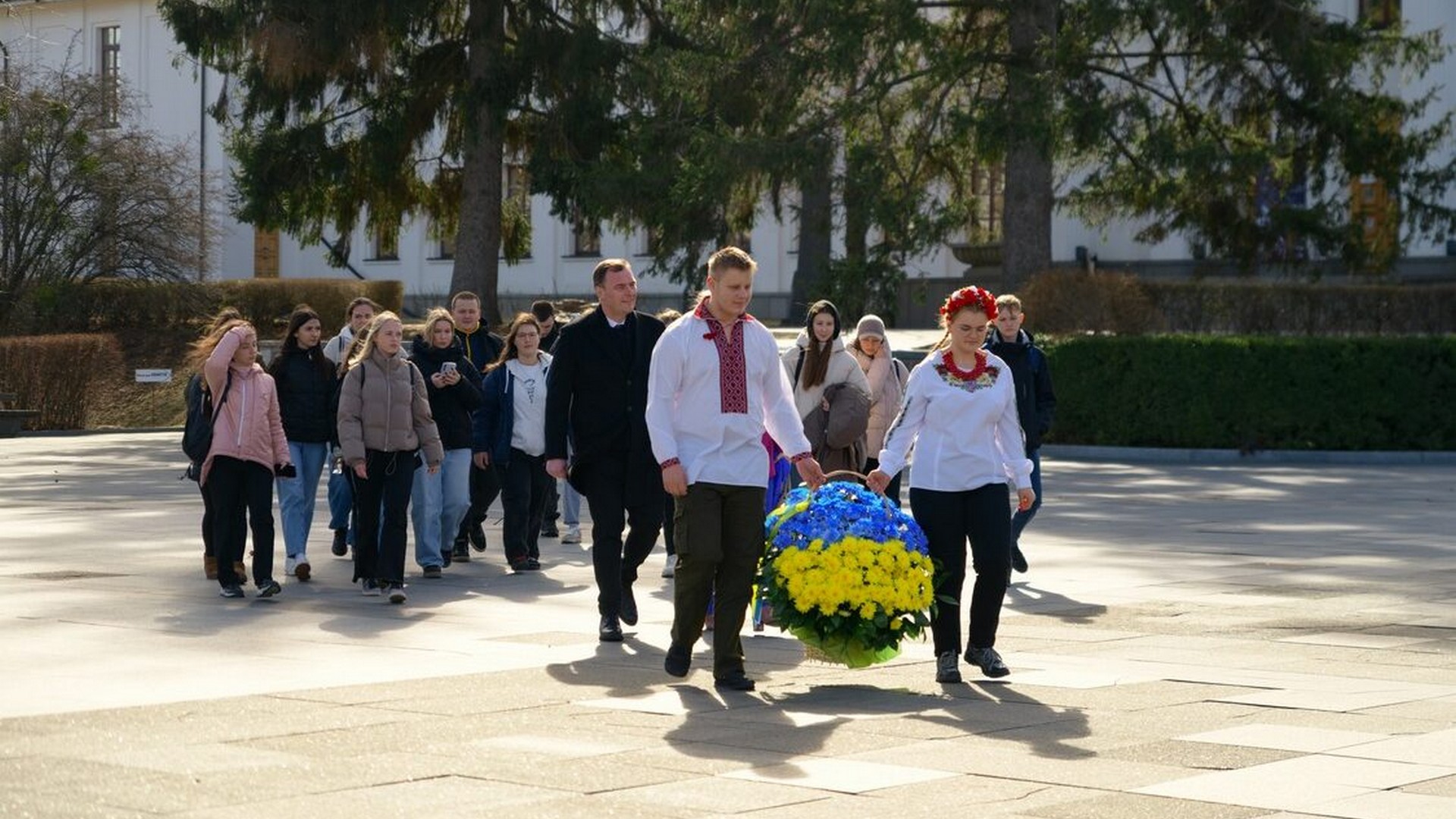 Контакти